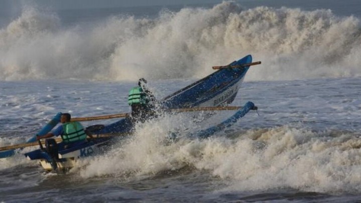 Gelombang Laut Tinggi, Nelayan Karimun Dikabarkan Hilang Gelombang Laut Tinggi, Nelayan Karimun Dikabarkan Hilang
