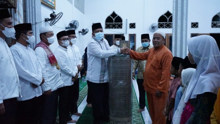 Bupati Alfedri Salurkan Bantuan Dalam Safari Ramadhan di Mengkapan Bupati Alfedri Salurkan Bantuan Dalam Safari Ramadhan di Mengkapan