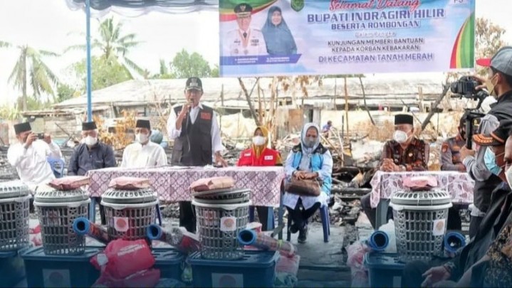 Bupati Inhil Serahkan Bantuan untuk Korban Kebakaran di Kuala Enok Bupati Inhil Serahkan Bantuan untuk Korban Kebakaran di Kuala Enok