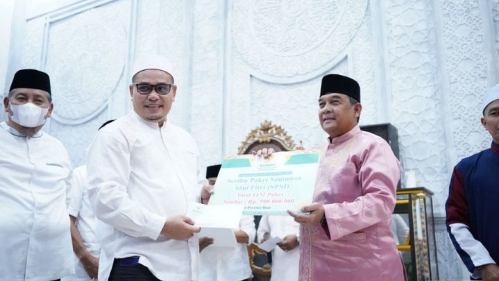 Safari Ramadhan di Inhil, Wagubri Serahkan Puluhan Sertifikat Rumah