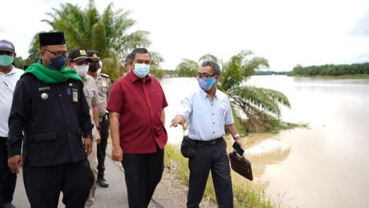 Wagubri Janji Koordinasi dengan BWSS Benahi Kerusakan Jalan Lintas Rengat-Tembilahan Wagubri Janji Koordinasi dengan BWSS Benahi Kerusakan Jalan Lintas Rengat-Tembilahan