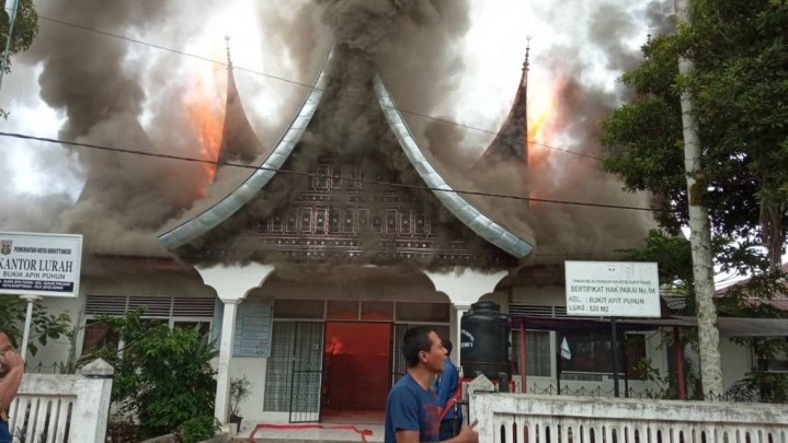 Satu Jam Kantor Lurah di Bukittinggi Terbakar, Kerugian Capai Rp500 Juta Satu Jam Kantor Lurah di Bukittinggi Terbakar, Kerugian Capai Rp500 Juta