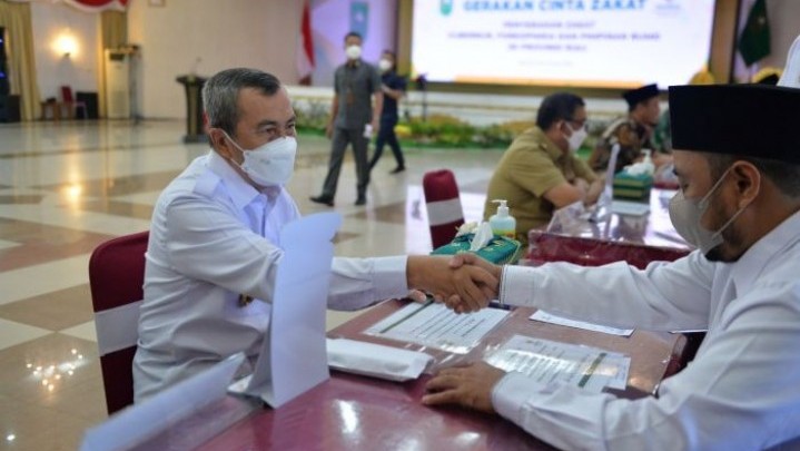 Gubernur Syamsuar Bersama Forkopimda Tunaikan Zakat Dalam Gerakan Cinta Zakat Gubernur Syamsuar Bersama Forkopimda Tunaikan Zakat Dalam Gerakan Cinta Zakat