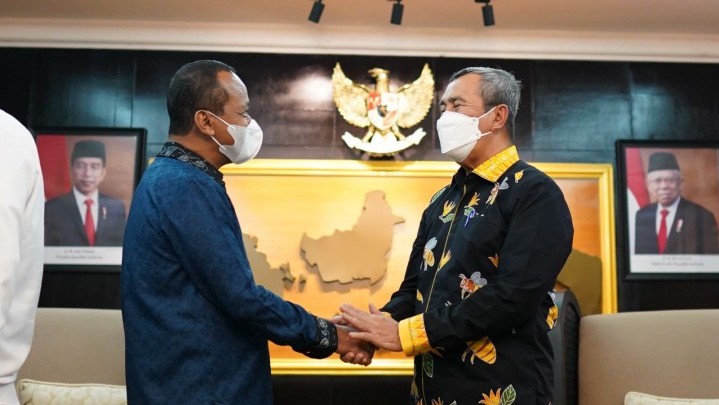 Menteri Bahlil Ditemui Gubri Syamsuar, Minta BUMD di Riau Kelola Kawasan Eks HTI Menteri Bahlil Ditemui Gubri Syamsuar, Minta BUMD di Riau Kelola Kawasan Eks HTI