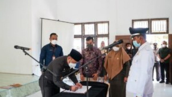 Bupati Kampar Ingatkan Peran Pelayan Masyarakat pada PAW Kades Lubuk Sakat