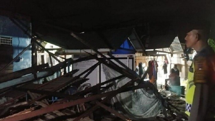 Atap Rumah Warga Koto Tangah Padang Beterbangan Diterjang Angin Kencang Atap Rumah Warga Koto Tangah Padang Beterbangan Diterjang Angin Kencang