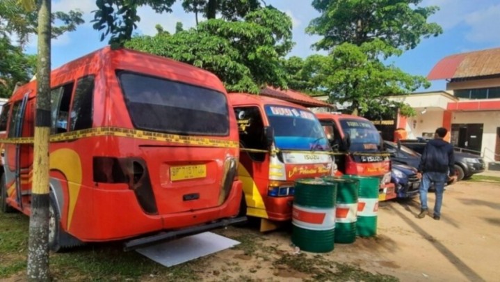 Polda Kepri Amankan Angkutan Umum Pelansir Solar untuk Ditimbun Polda Kepri Amankan Angkutan Umum Pelansir Solar untuk Ditimbun