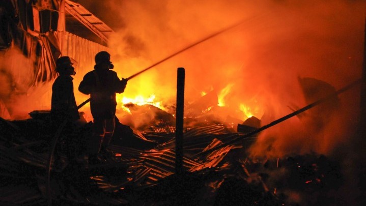 Rumah Kebakaran Usai Ditabrak Pikap, Tujuh Orang Tewas