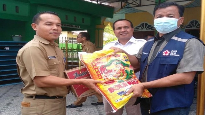 Plt Bupati Kuansing Tinjau dan Beri Bantuan Korban Banjir di Pangean