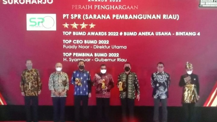 Gubri Syamsuar Diberi Penghargaan Top Pembina BUMD Award 2022 Gubri Syamsuar Diberi Penghargaan Top Pembina BUMD Award 2022