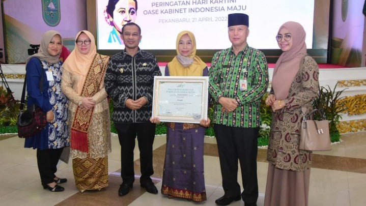 Penghargaan Perempuan Berprestasi Diraih Asnah dari Bengkalis Penghargaan Perempuan Berprestasi Diraih Asnah dari Bengkalis