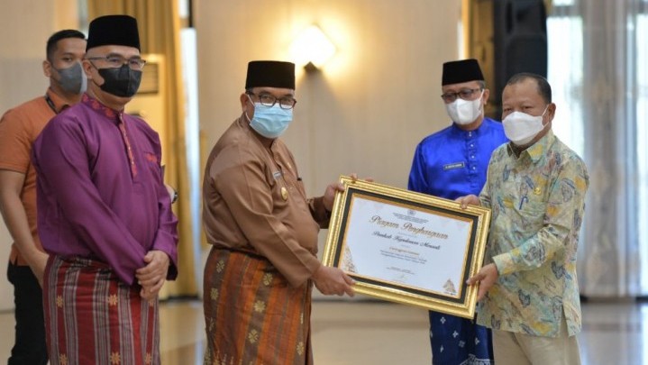 Rohul Menjadi Pemda dengan Pengelolaan Dana Desa Terbaik Rohul Menjadi Pemda dengan Pengelolaan Dana Desa Terbaik