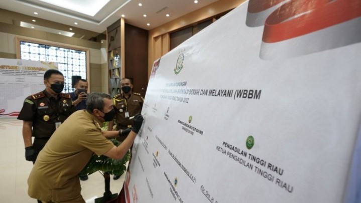 Memantapkan Reformasi Birokrasi di Riau Melalui Pembangunan ZI Memantapkan Reformasi Birokrasi di Riau Melalui Pembangunan ZI