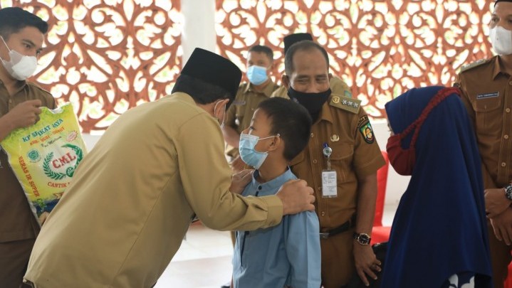 Bupati Sukiman Berbagi Sembako untuk Anak Yatim dan Dhuafa Bupati Sukiman Berbagi Sembako untuk Anak Yatim dan Dhuafa
