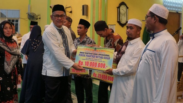 Dalam Safari Ramadhan di Tanah Putih Sedinginan, Sekda Serahkan Bantuan