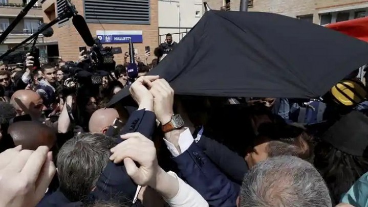 Kembali Jabat Presiden, Emmanuel Macron Dilempari Tomat Kembali Jabat Presiden, Emmanuel Macron Dilempari Tomat