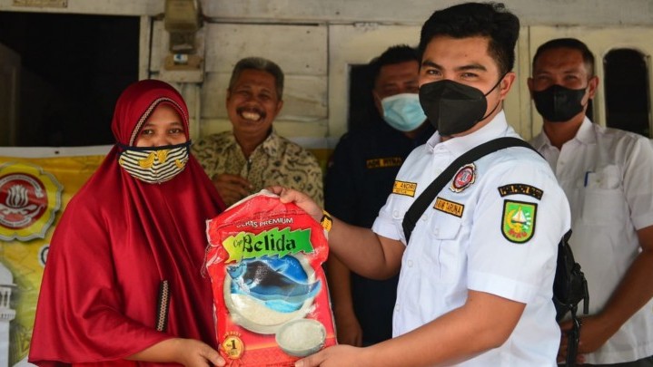 Jelang Lebaran, Karang Taruna Riau Bagikan 50 Paket Sembako Ke Warga Cinta Raja Jelang Lebaran, Karang Taruna Riau Bagikan 50 Paket Sembako Ke Warga Cinta Raja