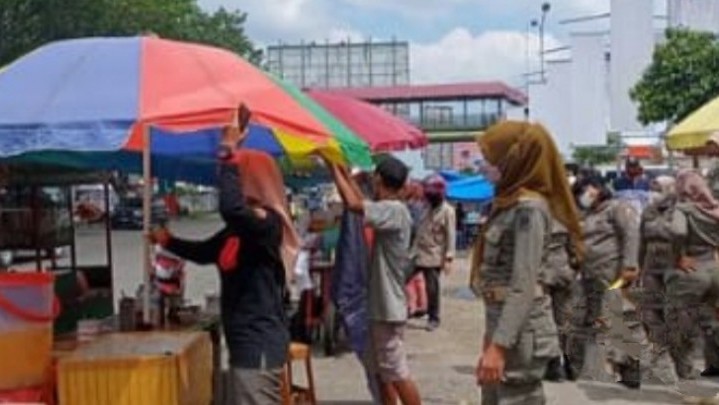 Tertibkan PKL di Kawasan STC, Satpol PP Kerahkan Praja Wanita Tertibkan PKL di Kawasan STC, Satpol PP Kerahkan Praja Wanita