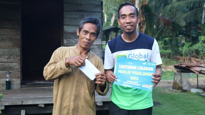 Santunan Lebaran untuk Mualaf di Pelosok Riau dari Global Zakat Santunan Lebaran untuk Mualaf di Pelosok Riau dari Global Zakat