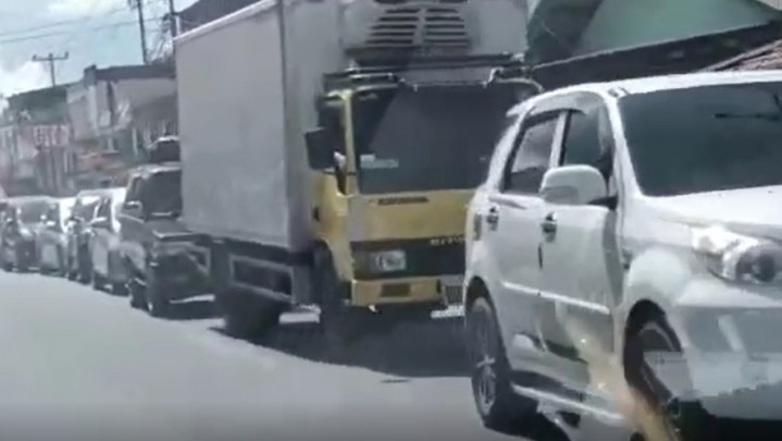 Kendaraan Antre Panjang Menuju Pelabuhan ASDP Tanjunguban Karena Kekurangan Kapal