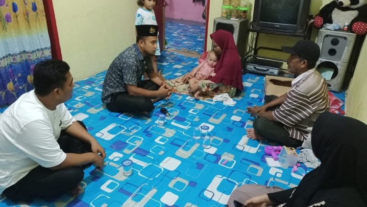 Kades Sungai Tarap Jenguk Anak Tersiram Air Panas Di Desa Kemang Indah