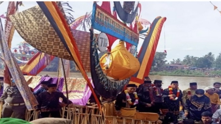 Pada Atraksi Perahu Baganduang, Diminta Plt Bupati Kuansing Digelar Berbagai Kegiatan