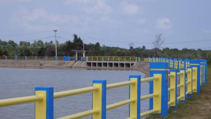 Warga Resah, UPTD Damkar Bintan Pasang Perangkap Buaya di Waduk Kolong Enam Warga Resah, UPTD Damkar Bintan Pasang Perangkap Buaya di Waduk Kolong Enam