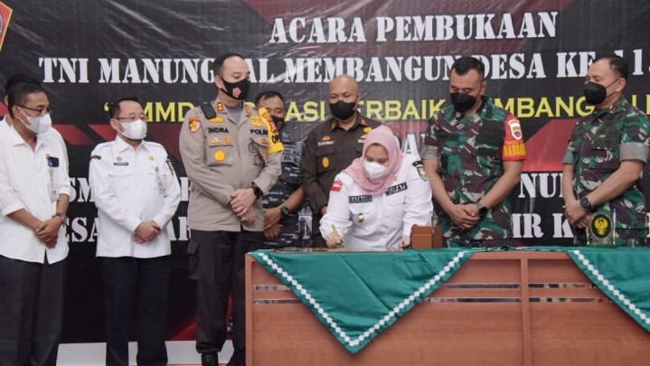 Bupati Kasmarni Buka TMMD di Desa Muara Basung