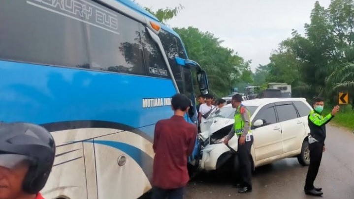 Lima Orang Cedera Usai Minibus Kecelakaan di Dharmasraya