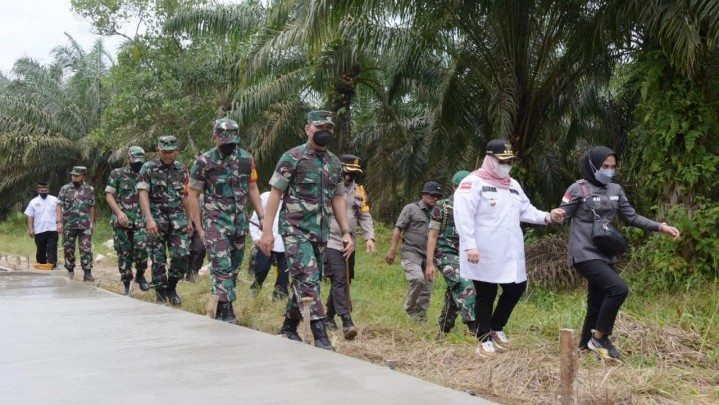 Bupati Kasmarni Minta Masyarakat Bantu TNI dalam TMMD di Bengkalis