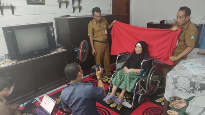 Maksimalkan Pelayanan, Disdukcapil Bengkalis Datangi Rumah Masyarakat Berkebutuhan Khusus Maksimalkan Pelayanan, Disdukcapil Bengkalis Datangi Rumah Masyarakat Berkebutuhan Khusus