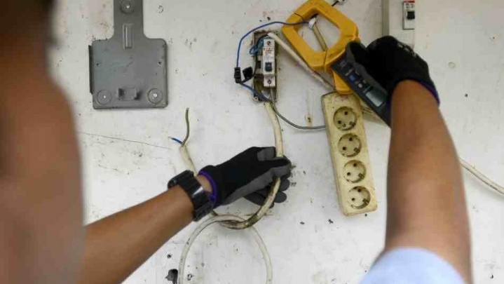 PLN Putuskan Jaringan Sepanjang Pantai Padang Karena Dugaan Pencurian Arus Listrik