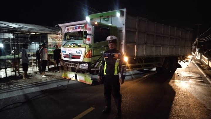 Truk Muatan Galon Hantam Rumah Warga Nagari Panyalai Sumbar