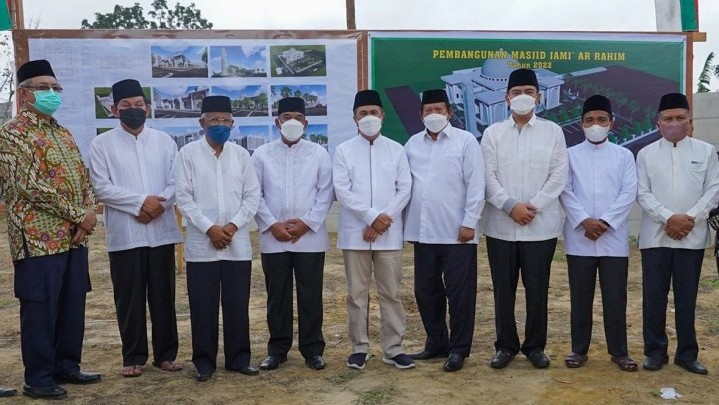 Gubri Bersama Wagubri Letakan Batu Pertama Pembangunan Masjid Jami' Ar Rahim Gubri Bersama Wagubri Letakan Batu Pertama Pembangunan Masjid Jami' Ar Rahim