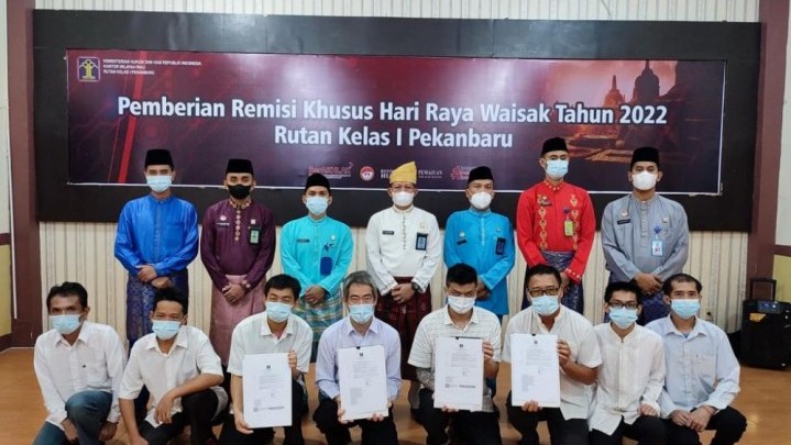 Sebanyak 11 Narapidana di Rutan Kelas I Pekanbaru Terima Remisi Waisak Sebanyak 11 Narapidana di Rutan Kelas I Pekanbaru Terima Remisi Waisak