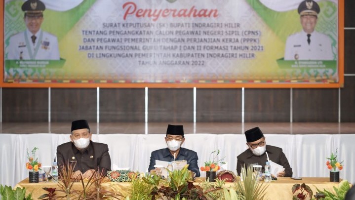 SK CPNS dan PPPK Diserahkan, Bupati HM Wardan: Harus Beri Kontribusi Positif SK CPNS dan PPPK Diserahkan, Bupati HM Wardan: Harus Beri Kontribusi Positif