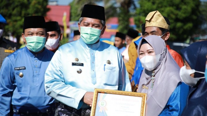 Penghargaan Bupati Alfedri untuk Insan Pendidikan di Siak Penghargaan Bupati Alfedri untuk Insan Pendidikan di Siak