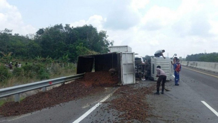 Kecelakaan di Tol Pekanbaru-Dumai, Mobil Box Tabrak Truk Kecelakaan di Tol Pekanbaru-Dumai, Mobil Box Tabrak Truk