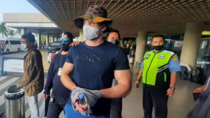 Pelaku Pembobolan ATM BRK Dibawa ke Batam Pelaku Pembobolan ATM BRK Dibawa ke Batam