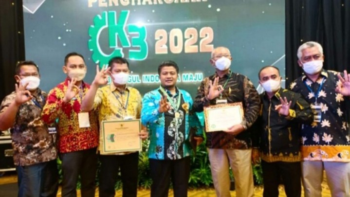 Gubri Syamsuar Terima Penghargaan K3 Terbaik dari Menaker Bersama Belasan Gubernur Gubri Syamsuar Terima Penghargaan K3 Terbaik dari Menaker Bersama Belasan Gubernur