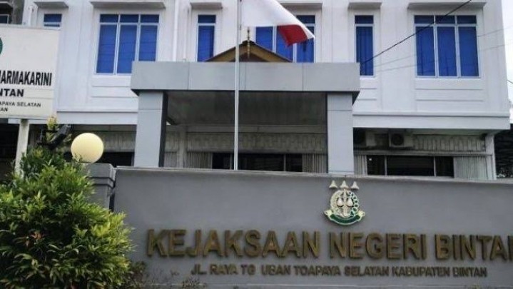 Kejari Periksa Kepala BPN Bintan Selama 6 Jam Terkait Dugaan Korupsi Lahan TPA Kejari Periksa Kepala BPN Bintan Selama 6 Jam Terkait Dugaan Korupsi Lahan TPA