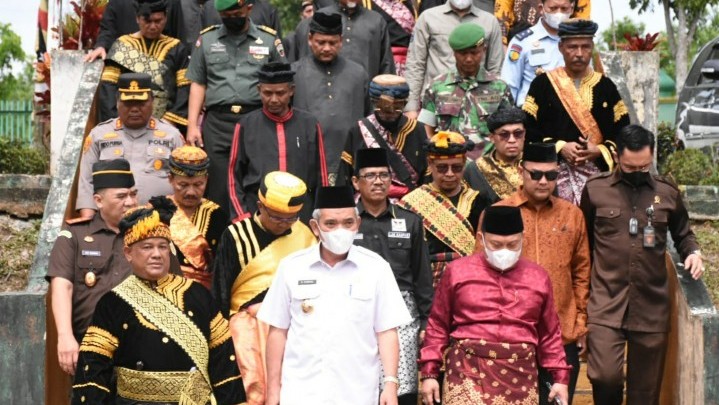 Payung Panji Adat Kampar Disemat ke Dr. Kamsol, Dt. Yusri: Dicari Waktu yang Tepat untuk Penobatan Payung Panji Adat Kampar Disemat ke Dr. Kamsol, Dt. Yusri: Dicari Waktu yang Tepat untuk Penobatan