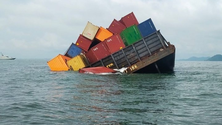 Kecelakaan Kapal Tongkang di Perairan Karimun, Kontainer Jatuh ke Laut