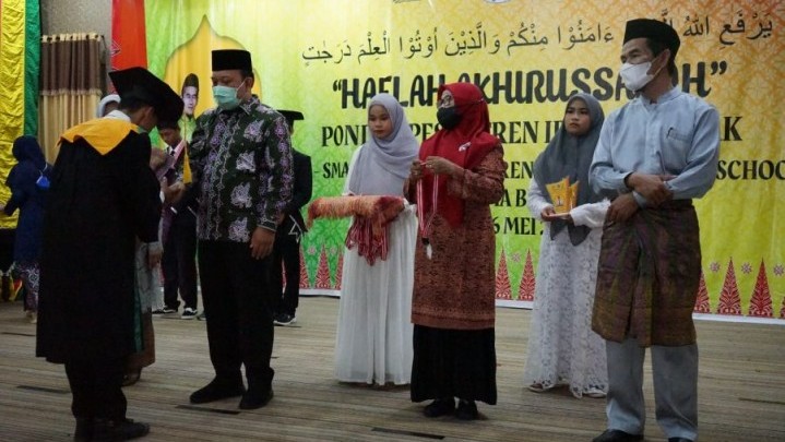 Wabup Husni Doakan Pondok Pesantren Ibnu Sina Siak Semakin Berkiprah Wabup Husni Doakan Pondok Pesantren Ibnu Sina Siak Semakin Berkiprah