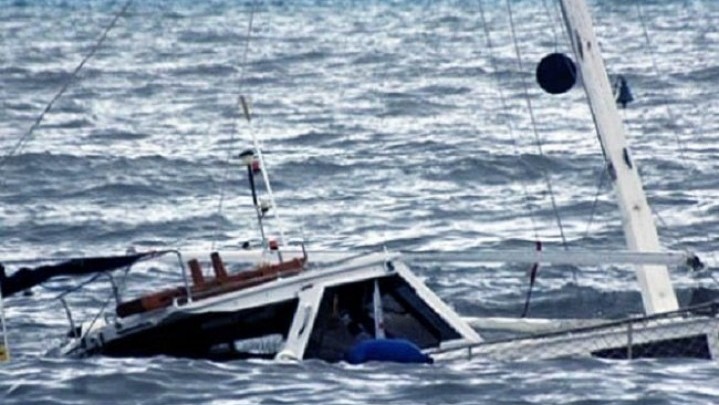 Kapal Motor Bawa Puluhan Orang Tenggelam Kapal Motor Bawa Puluhan Orang Tenggelam