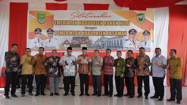 Akses Jalan Salah Satu Bahasan Kunjungan Bupati Pasaman di Rokan Hulu Akses Jalan Salah Satu Bahasan Kunjungan Bupati Pasaman di Rokan Hulu
