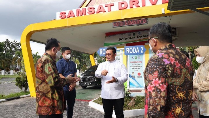 Samsat Drive Thru Bapenda Riau Ditinjau Dirjen Kemendagri, Ini Penilaiannya Samsat Drive Thru Bapenda Riau Ditinjau Dirjen Kemendagri, Ini Penilaiannya