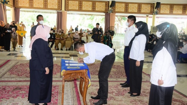 Bupati Kasmarni Minta Ratusan CPNS dan PPPK yang Baru Terima SK Inovatif Bupati Kasmarni Minta Ratusan CPNS dan PPPK yang Baru Terima SK Inovatif