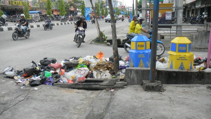 Tiga Bulan Sampah di Pekanbaru Tidak Tuntas, Kontrak Pihak Ketiga Pengangkutan Diputus