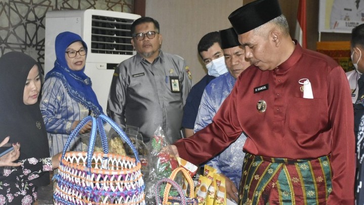 Bangkitkan Produk Lokal, Pj Bupati: Seluruh Produk Lokal Masukkan ke E-Katalog, ASN Pakai Batik Kampar Bangkitkan Produk Lokal, Pj Bupati: Seluruh Produk Lokal Masukkan ke E-Katalog, ASN Pakai Batik Kampar